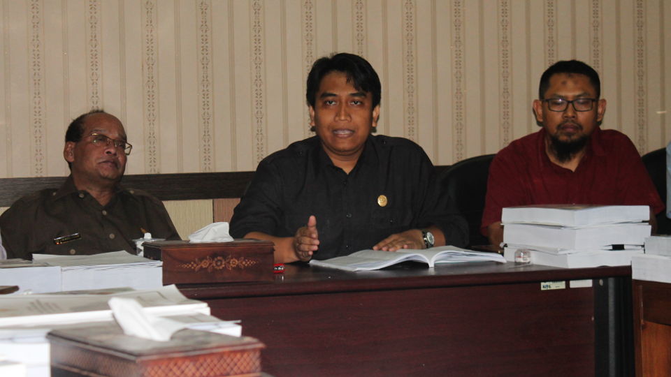 Achlif Nugroho dari Partai Persatuan Pembangunan (tengah), diapit HM. Warsit dari Partai Hanura (kiri) dan Santoso Budi Susetyo dari Partai Keadilan Sejahtera (kanan) menggelar temu wartawan, Kamis malam (10/10/2019) usai rapat paripurna. Mereka bertiga menjadi representasi 3 fraksi yang tergolong minoritas di DPRD Kabupaten Blora.