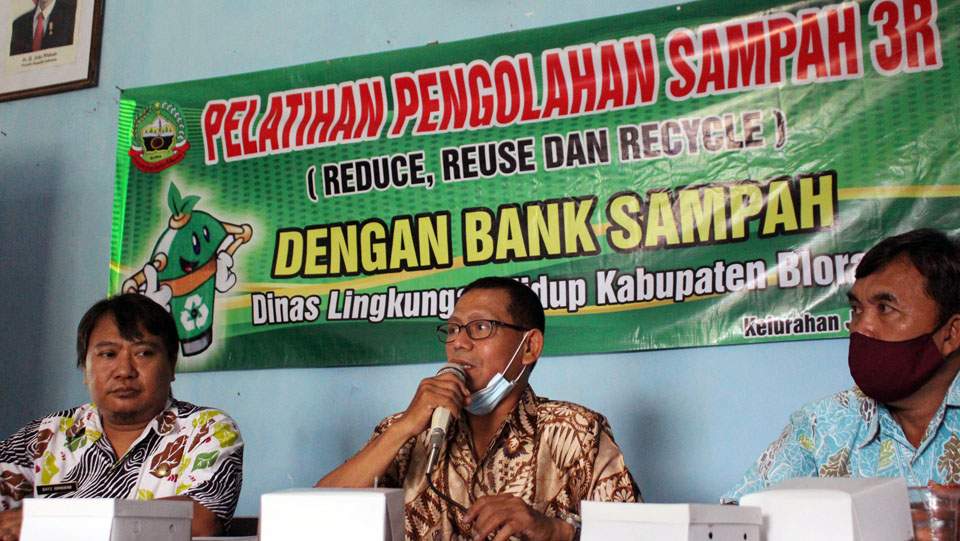Zulkifli Yusuf (tengah) yang menjadi pemateri dalam pelatihan, didampingi Kepala Bidang Kebersihan, Pengelolaan Sampah dan Limbah Bahan Berbahaya dan Beracun Dinas Lingkungan Hidup Kabupaten Blora, Bayu Himawan di sebelah kanannya dan Kepala Kelurahan Jepon, Suji di sebelah kirinya.