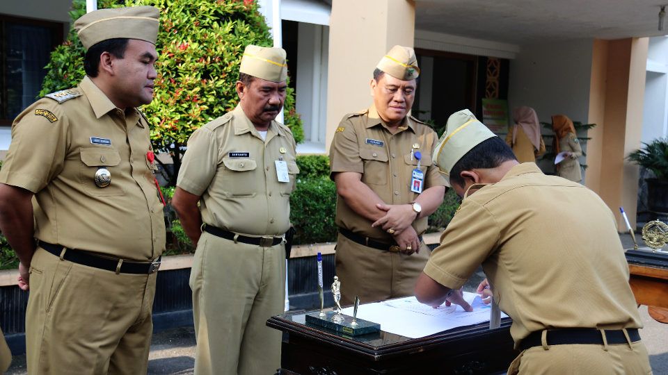 Wakil Bupati H. Arief Rohman, M.Si, Asisten II Setda Kabupaten Blora Drs. Suryanto, M.Si, dan Sekda Kabupaten Blora Komang Gede Irawadi, SE, M.Si menyaksikan penadatanganan pakta integritas para ASN di lingkungan Setda Kabupaten Blora, Senin, 4 Februari 2019. (Foto: Dokumen Humas dan Protokol Kabupaten Blora)