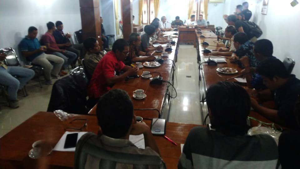 Audiensi Pimpinan DPRD Kabupaten Blora dengan peserta seleksi Panwascam yang dihadiri Kepala Inspektorat Kabupaten, Kepala Kesbangpol Kabupaten, pejabat di BKD Kabupaten, dan pejabat di Dinas PMD Kabupaten ini diikuti pula belasan wartawan dan beberapa LSM, Minggu (22/12/2019).