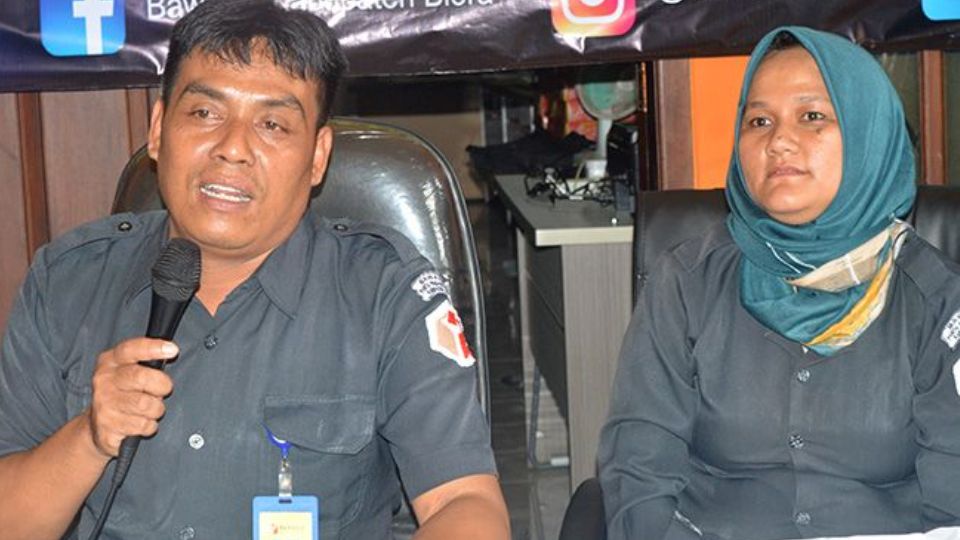 Bawaslukab Blora menggelar konferensi pers, Senin (30/12/2019) di kantornya. (kredit foto: Subekan/Radar Kudus)