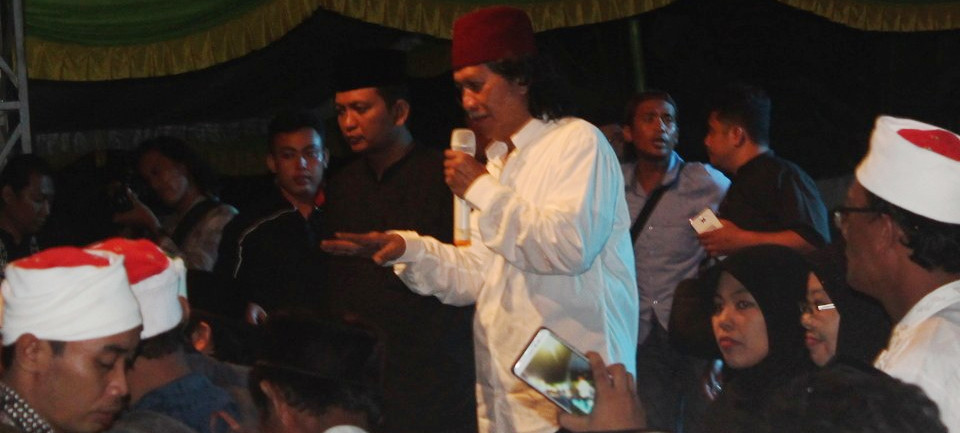 Cak Nun di tengah Jamaah Maiyah di Dukuh Bandar, Desa Batokan, Kecamatan Kasiman, Kabupaten Bojonegoro.