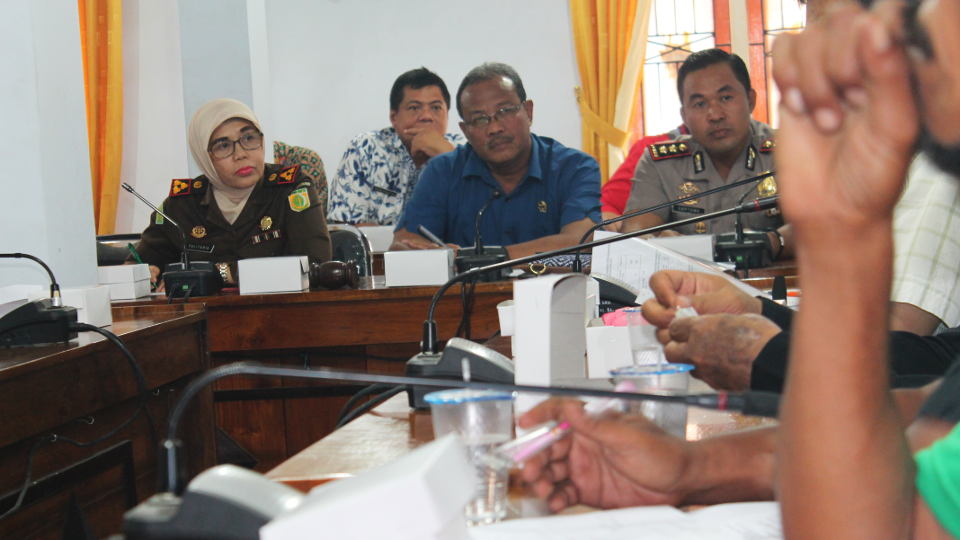 Tiga dari jajaran Forkopimda Kabupaten Blora menyimak aduan Singgih Hartono dalam audiensinya yang digelar di Lobi DPRD Kabupaten Blora, Kamis, 25 Januari 2018.