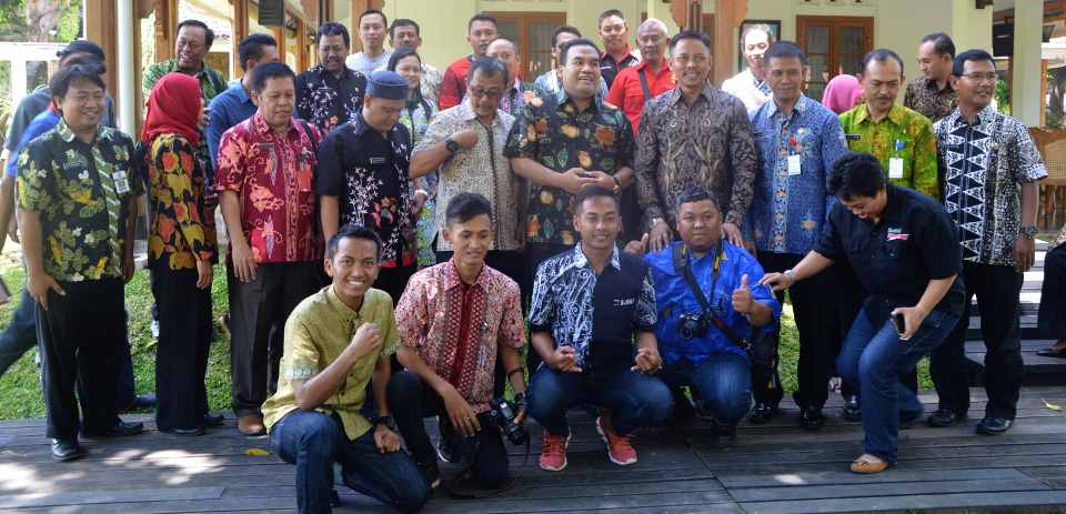 Foto bersama antara insan pers Blora dan pejabat Blora dengan pejabat Kabupaten Banyuwangi dalam Kunjungan Pers ke Banyuwangi, Jumat (10/3/2017). (Foto: Humas dan Protokol Kab. Blora)
