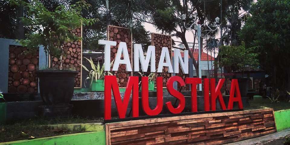 Kata Mustika dalam taman ini mengacu pada slogan Kota Kabupaten Blora yang merupakan akronim dari Maju, Unggul, Sehat, Tertib, Indah, Kontinyu, dan Aman. (Kredit foto: seputarkotablora.blogspot.co.id)