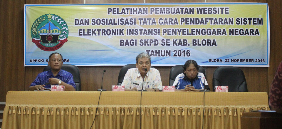 Kepala Dinas PPKKI memberikan sambutan saat membuka pelatihan pembuatan website untuk SKPD se-Kabupaten Blora. (Kredit foto: Teguh Rudianto/blorakab.go.id)