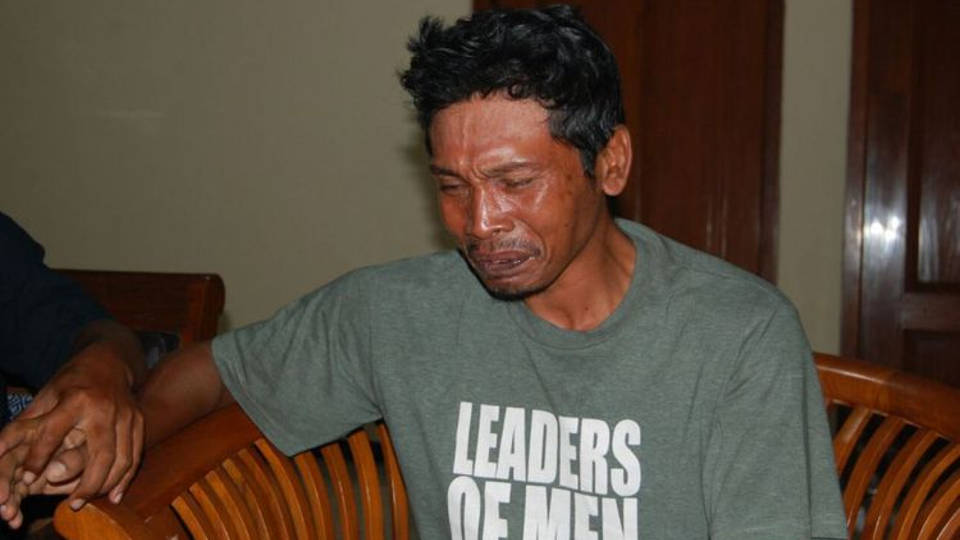 Tukang becak yang menangsi ketika mengadu ke Dewan Pendidikan Kabupaten Blora. (Foto: kompas.com)